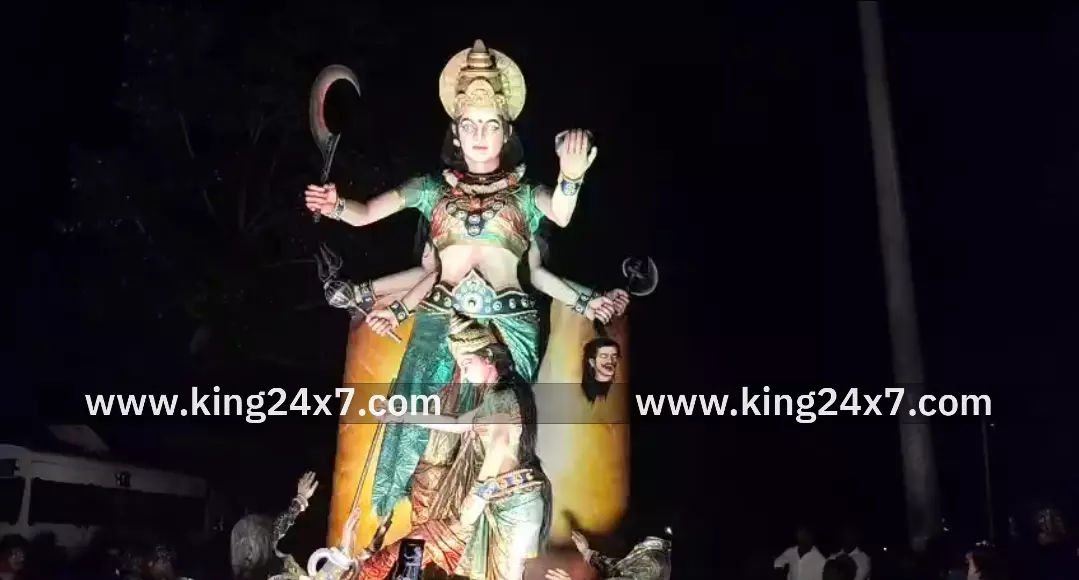 காளி தேவி, அனுமன் தத்ரூப காட்சிகள் கவர்ந்த விநாயகர் விசர்ஜன ஊர்வலம் ! காளி தேவி, அனுமன் தத்ரூப காட்சிகள் கவர்ந்த விநாயகர் விசர்ஜன ஊர்வலம் !