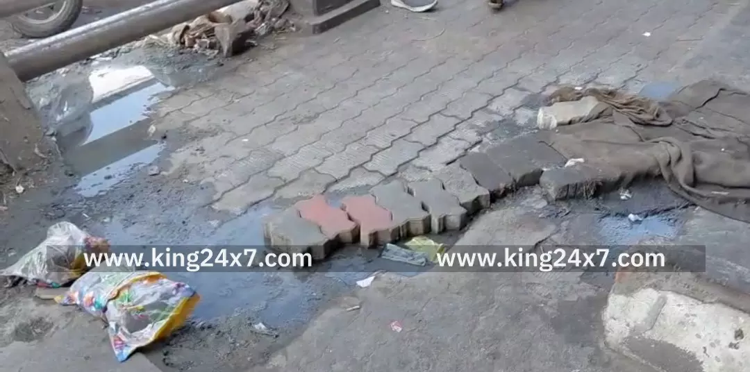 கழிவுநீர் கால்வாயில் உடைப்பு ஏற்பட்டு அவலம் கழிவுநீர் கால்வாயில் உடைப்பு ஏற்பட்டு அவலம்