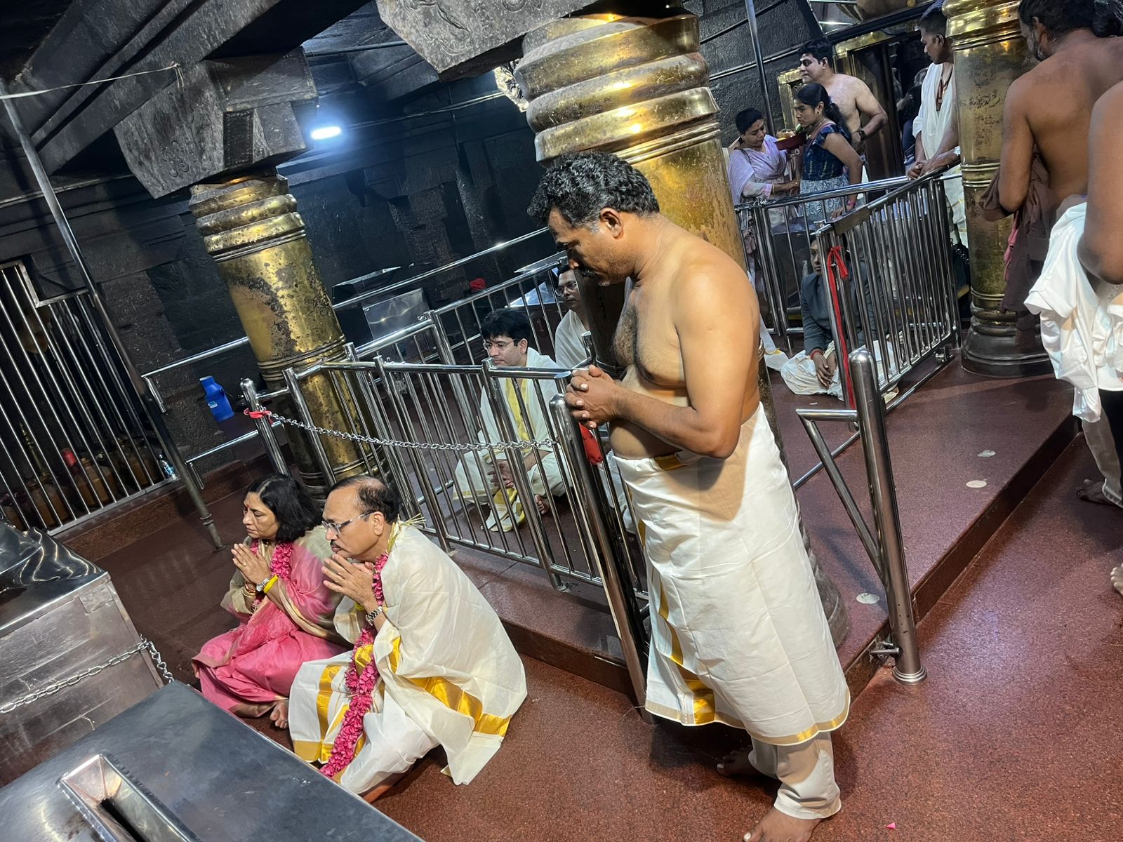 உச்ச நீதிமன்ற நீதிபதி குடும்பத்துடன் சாமி தரிசனம்