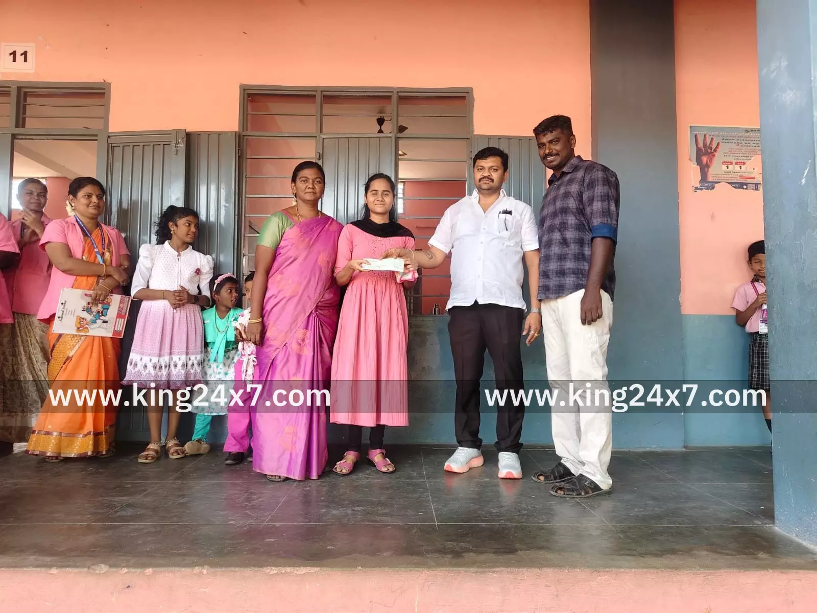 நீட் தேர்வில் வெற்றி பெற்ற மாணவிக்கு கல்வி உதவித்தொகை வழங்கல்