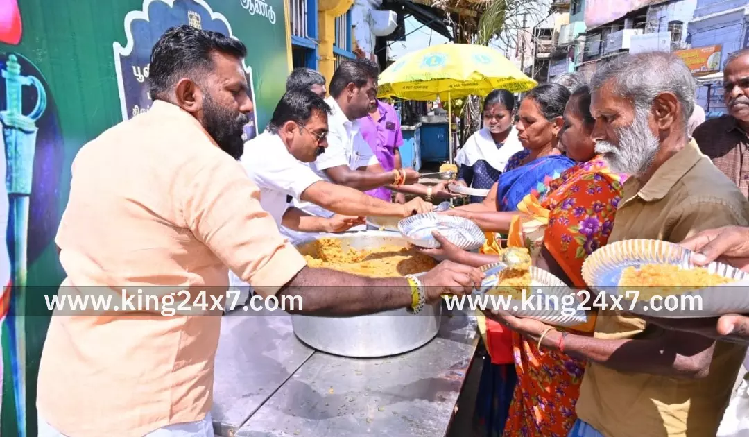 டவுனில் சுதந்திர போராட்ட வீரர் பிறந்ததினத்தை முன்னிட்டு உணவு வழங்கி கொண்டாட்டம் டவுனில் சுதந்திர போராட்ட வீரர் பிறந்ததினத்தை முன்னிட்டு உணவு வழங்கி கொண்டாட்டம்