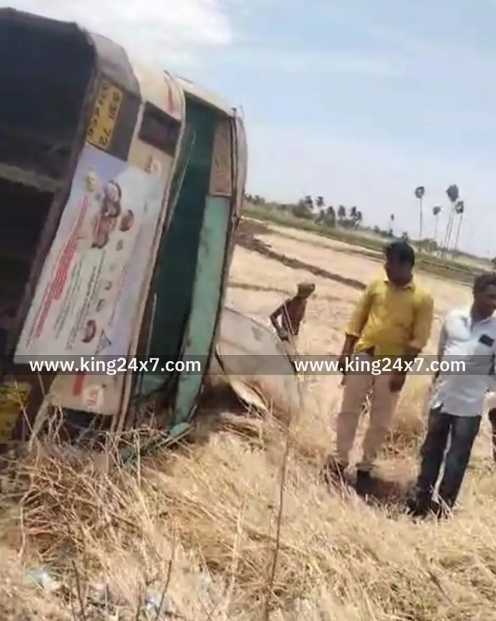 மானூர் அருகே கவிழ்ந்த அரசு பேருந்து மானூர் அருகே கவிழ்ந்த அரசு பேருந்து