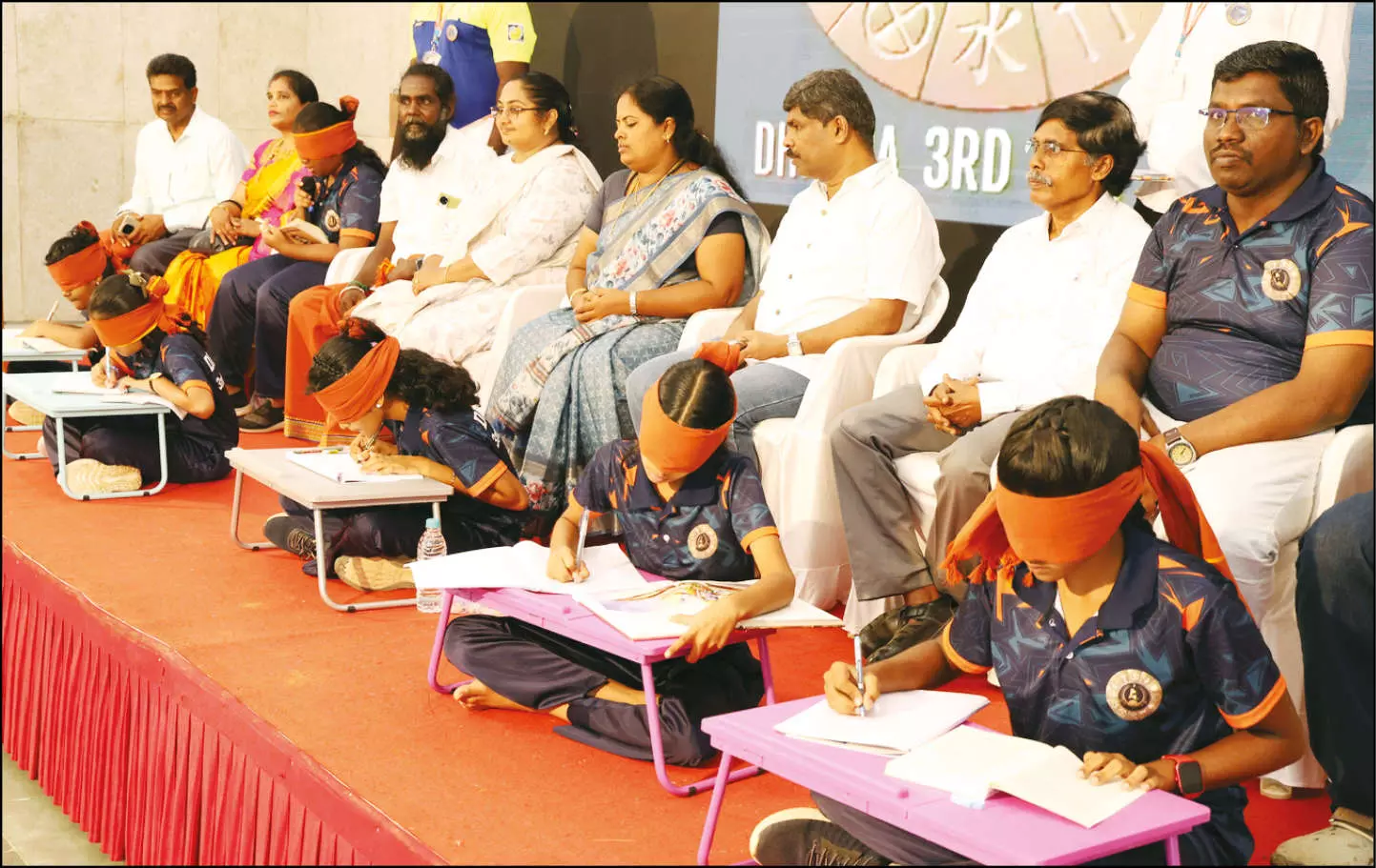 துரோணா 3-ம் கண் யோகா மையம் சார்பில் உலக சாதனை நிகழ்ச்சி