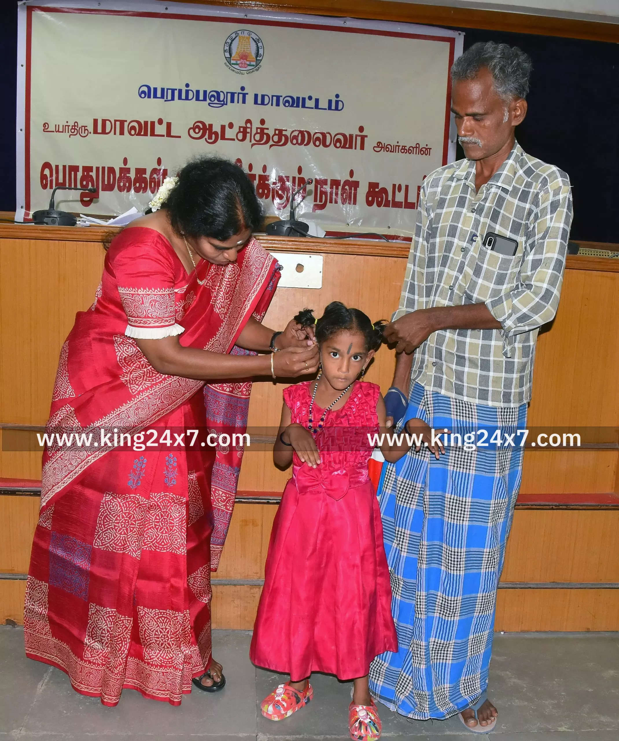 பள்ளி மாணவிக்கு காது கருவி வாங்கிய ஆட்சியர்