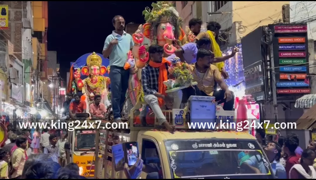 சிவகாசியில் செண்டை மேளம் முழங்க- மேளதாளத்தோடு, வீர-தீர செயலுடன், ஆட்டம், பாட்டத்துடன் விநாயகர் ஊர்வலம்! - சுழன்ற படி சென்ற விநாயகர் சிலை - குத்தாட்டம் போட்ட முருகன் வேடம் தரித சிவகாசியில் செண்டை மேளம் முழங்க- மேளதாளத்தோடு, வீர-தீர செயலுடன், ஆட்டம், பாட்டத்துடன் விநாயகர் ஊர்வலம்! - சுழன்ற படி சென்ற விநாயகர் சிலை - குத்தாட்டம் போட்ட முருகன் வேடம் தரித