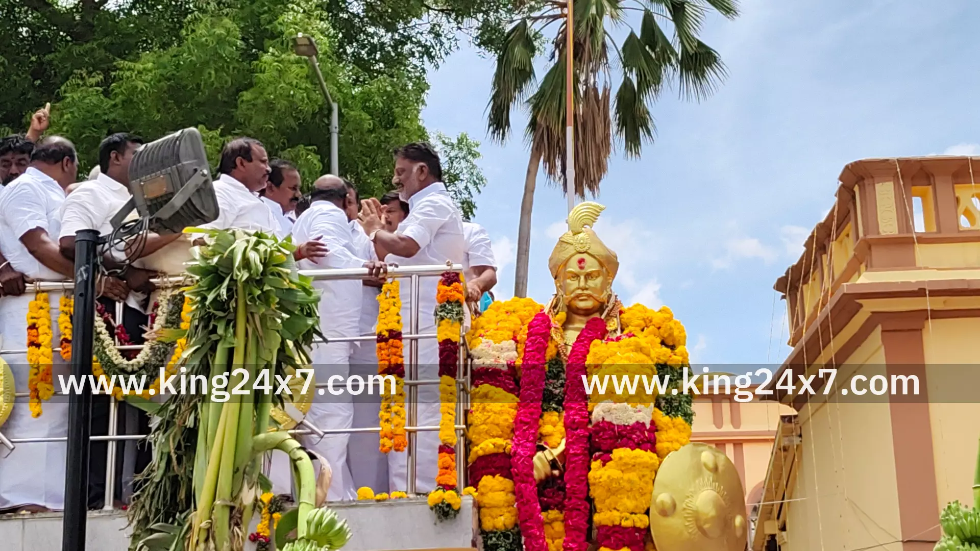 வாசுதேவநல்லூர் அருகே  பூலித்தேவன் திருவுருவ சிலைக்கு ஓ.பன்னீர்செல்வம் மரியாதை