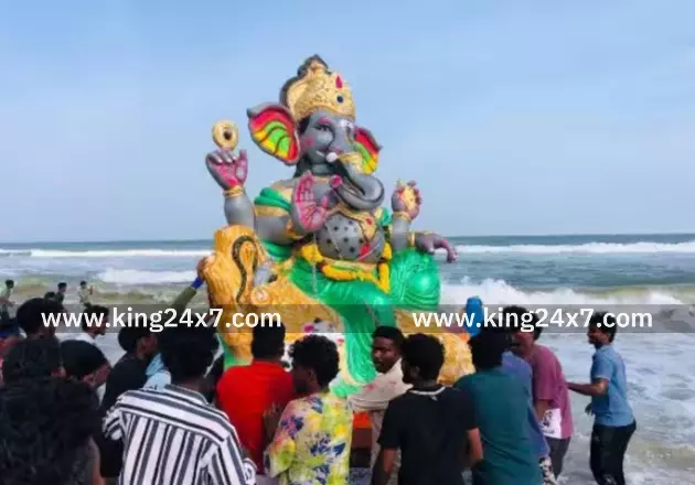 கடலில் கரைக்கப்பட்ட விநாயகர் சிலைகள் கடலில் கரைக்கப்பட்ட விநாயகர் சிலைகள்