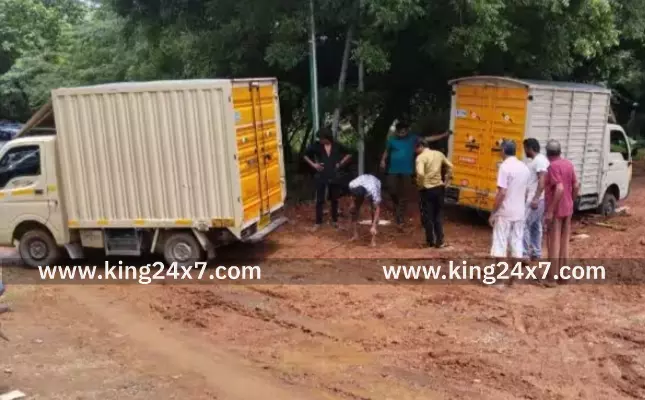 பாதாள சாக்கடைக்கு தோண்டிய பள்ளத்தில் சிக்கிய சரக்கு வாகனம்