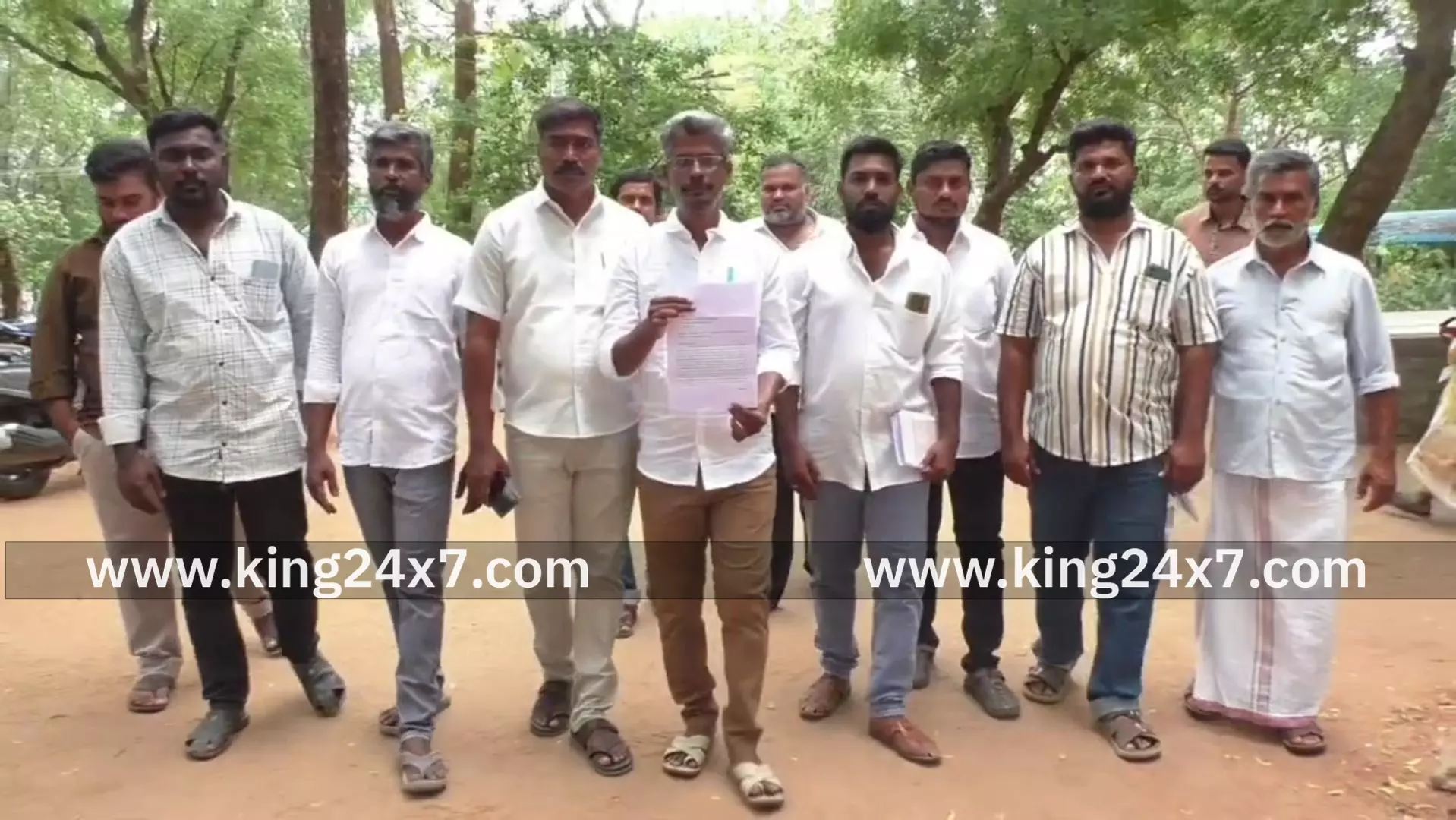 ஆயக்குடி கூட்டுறவு சங்க மேலாளர் மீது நடவடிக்கை கோரி மனு