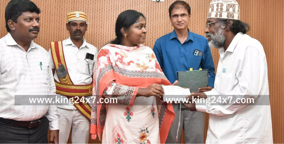 மருத்துவ சிகிச்சைக்காக  பயனாளிகளுக்கு ஆட்சியர் நிதியுதவி 