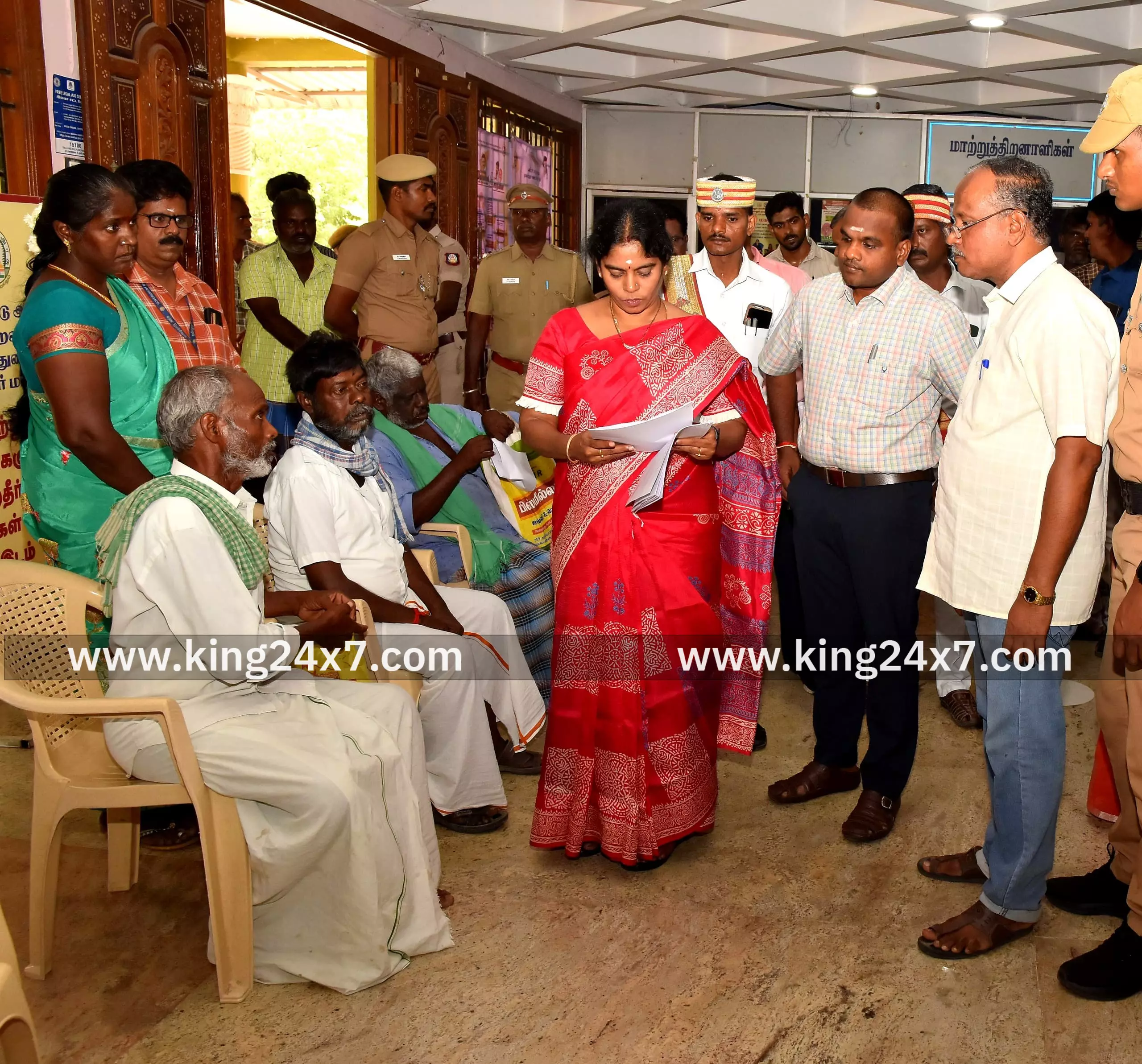 கூட்டுறவுத்துறையின் சார்பில் 5 பயனாளிகளுக்கு ரூ.3,92,000 மதிப்பிலான பயிர் கடனுதவி மற்றும் கால்நடை பராமரிப்பு உதவித்தொகை