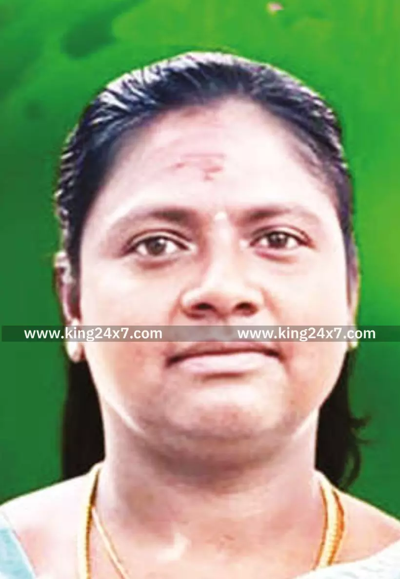 சாலையை கடக்க முயன்ற போதுவிபத்து ஸ்கூட்டர் மீது கார் மோதி பெண் பலி சாலையை கடக்க முயன்ற போதுவிபத்து ஸ்கூட்டர் மீது கார் மோதி பெண் பலி