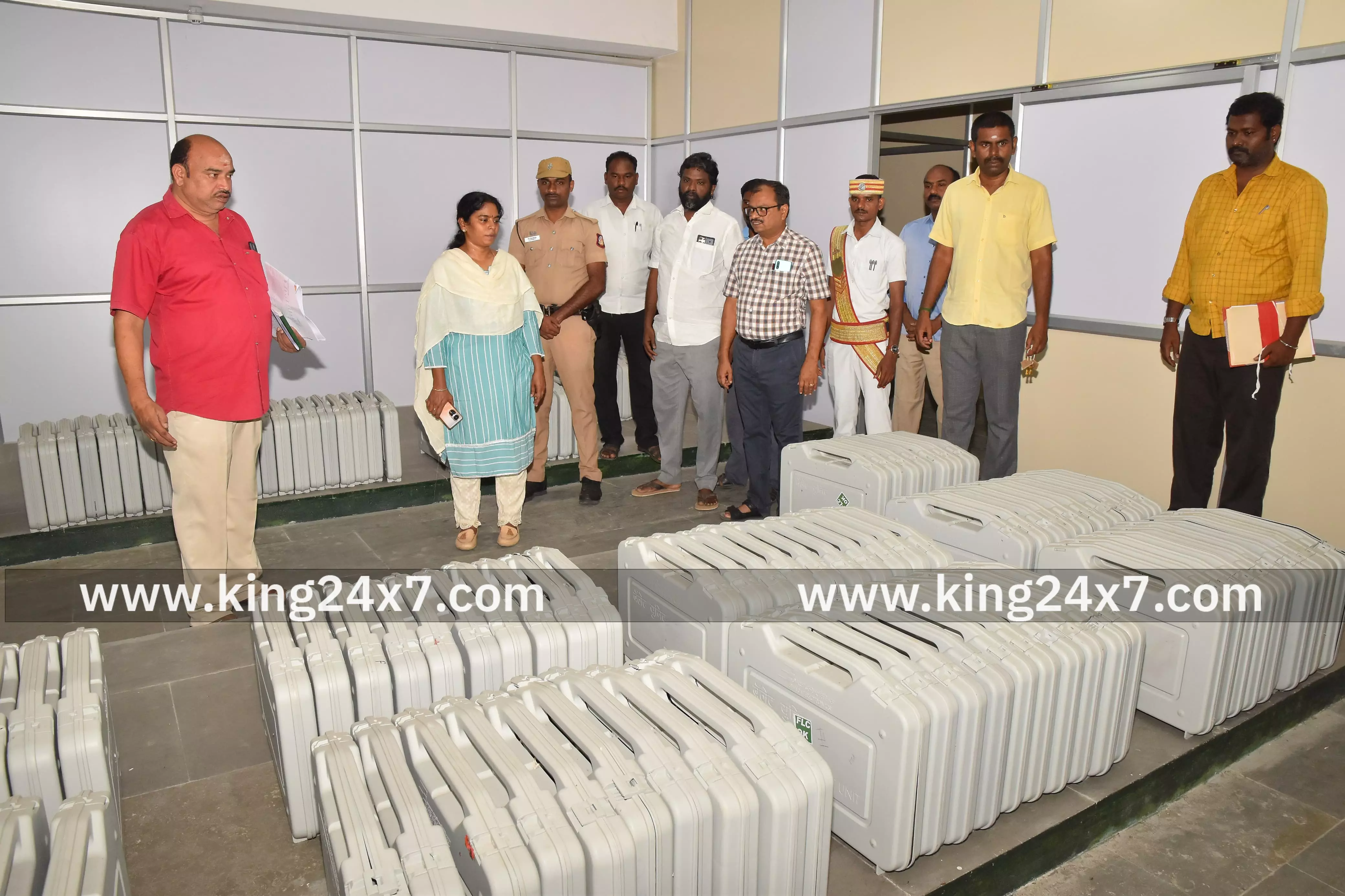 மின்னணு வாக்குப்பதிவு இயந்திர கிடங்கில் வைக்கப்பட்டதை ஆய்வு