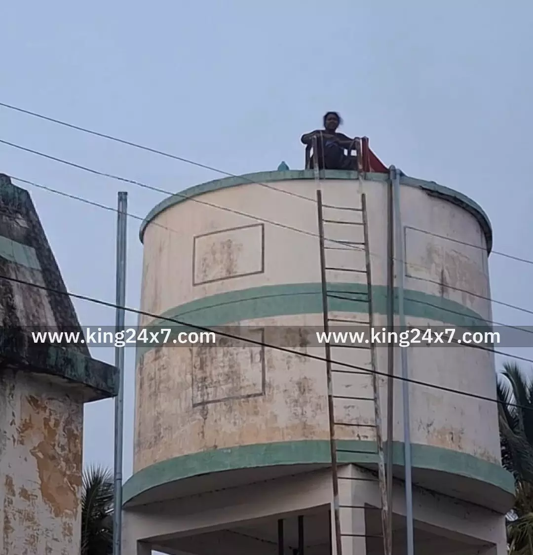 மேல்நிலை நீர் தேக்க தொட்டி மீது ஏறி பெண்ணால் தற்கொலை முயற்சி மேல்நிலை நீர் தேக்க தொட்டி மீது ஏறி பெண்ணால் தற்கொலை முயற்சி