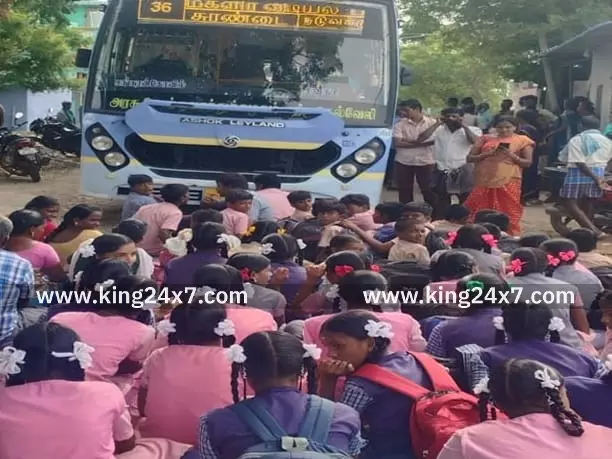 சங்கரன்கோவில் அருகே பள்ளி மாணவர்கள் 2வது நாளாக போராட்டம் சங்கரன்கோவில் அருகே பள்ளி மாணவர்கள் 2வது நாளாக போராட்டம்