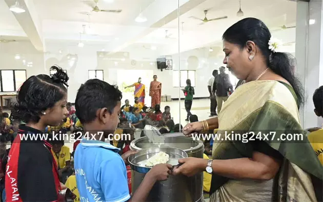 பள்ளியில் காலை உணவு திட்டம்: அமைச்சர் பி.கீதா ஜீவன் திடீர் ஆய்வு பள்ளியில் காலை உணவு திட்டம்: அமைச்சர் பி.கீதா ஜீவன் திடீர் ஆய்வு