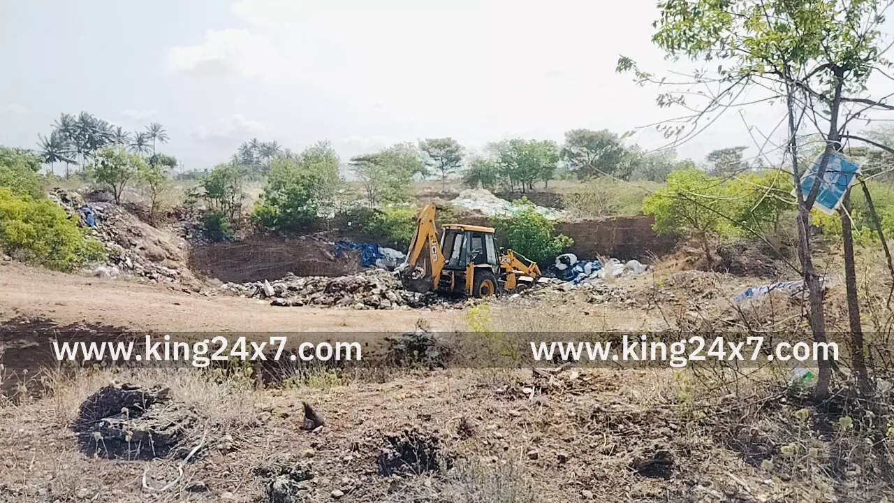 டிப்பர் லாரி மற்றும் ஜேசிபி சிறைபிடிப்பு பல்லடம் அருகே பரபரப்பு