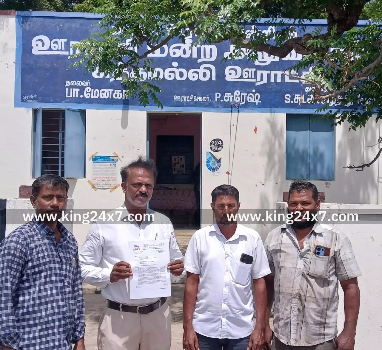 ஊராட்சி செயலாளரிடம் மனு அளித்த எஸ்டிபிஐ கட்சியினர் ஊராட்சி செயலாளரிடம் மனு அளித்த எஸ்டிபிஐ கட்சியினர்