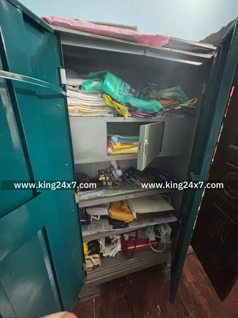 இடைச்சுமூளை கிராமத்தில் பீரோவை உடைத்து நகைகள் திருட்டு இடைச்சுமூளை கிராமத்தில் பீரோவை உடைத்து நகைகள் திருட்டு