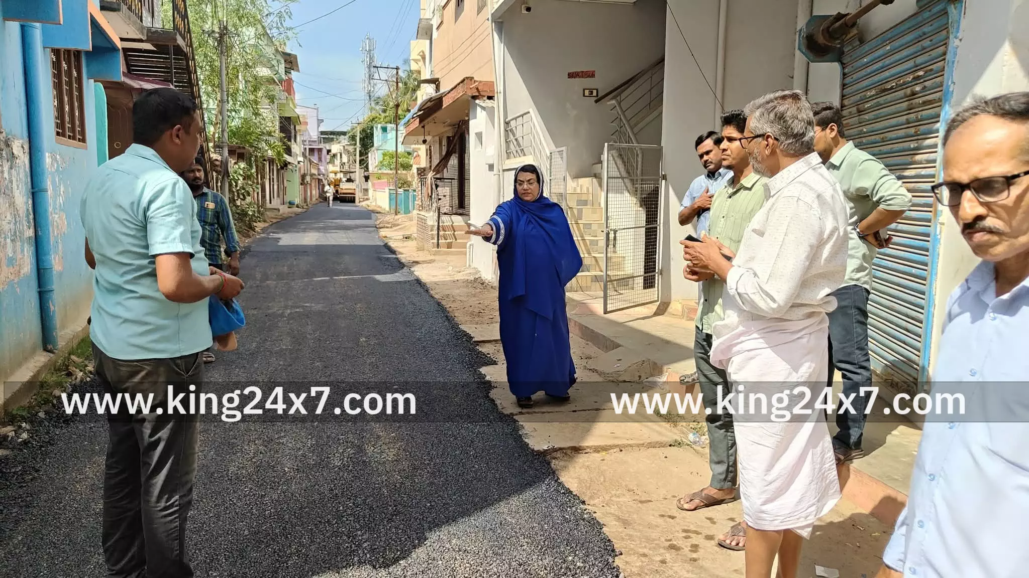 சாலை அமைக்கும் பணிகளை ஆய்வு செய்த நகர மன்ற தலைவர்