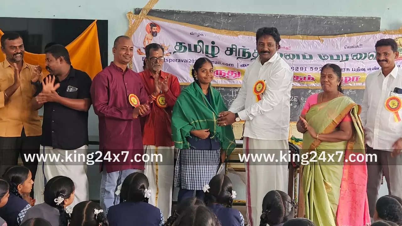 மகளிர் மேல்நிலைப் பள்ளியில் மாணவிகளுக்கு  பாராட்டு விழா நடைபெற்றது
