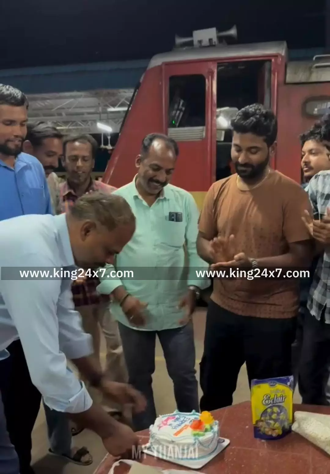 உழவன் எக்ஸ்பிரஸ் 13 ம் ஆண்டு தொடக்க விழா: ரயில் பயணிகள் கொண்டாட்டம் உழவன் எக்ஸ்பிரஸ் 13 ம் ஆண்டு தொடக்க விழா: ரயில் பயணிகள் கொண்டாட்டம்