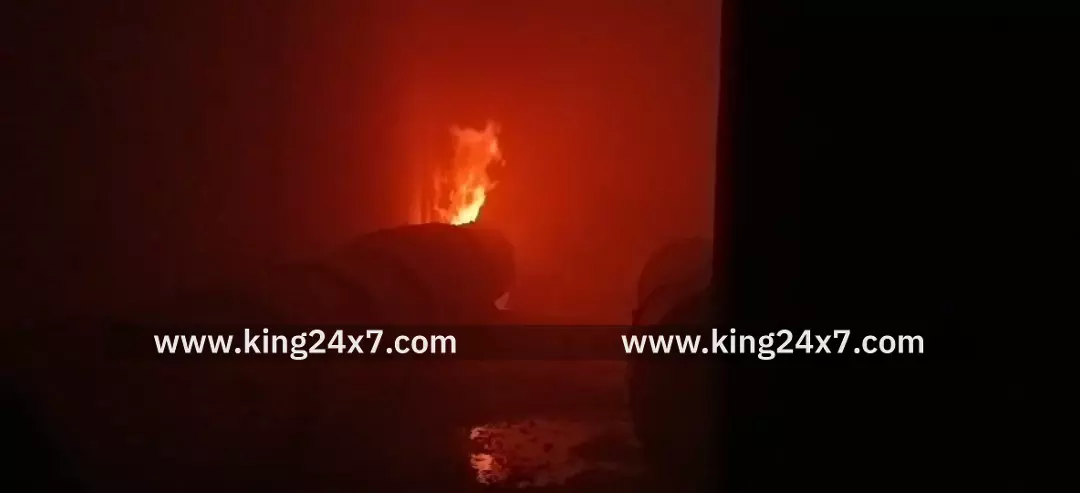 அட்டை குடோனில் பற்றி எரிந்த தீ அட்டை குடோனில் பற்றி எரிந்த தீ