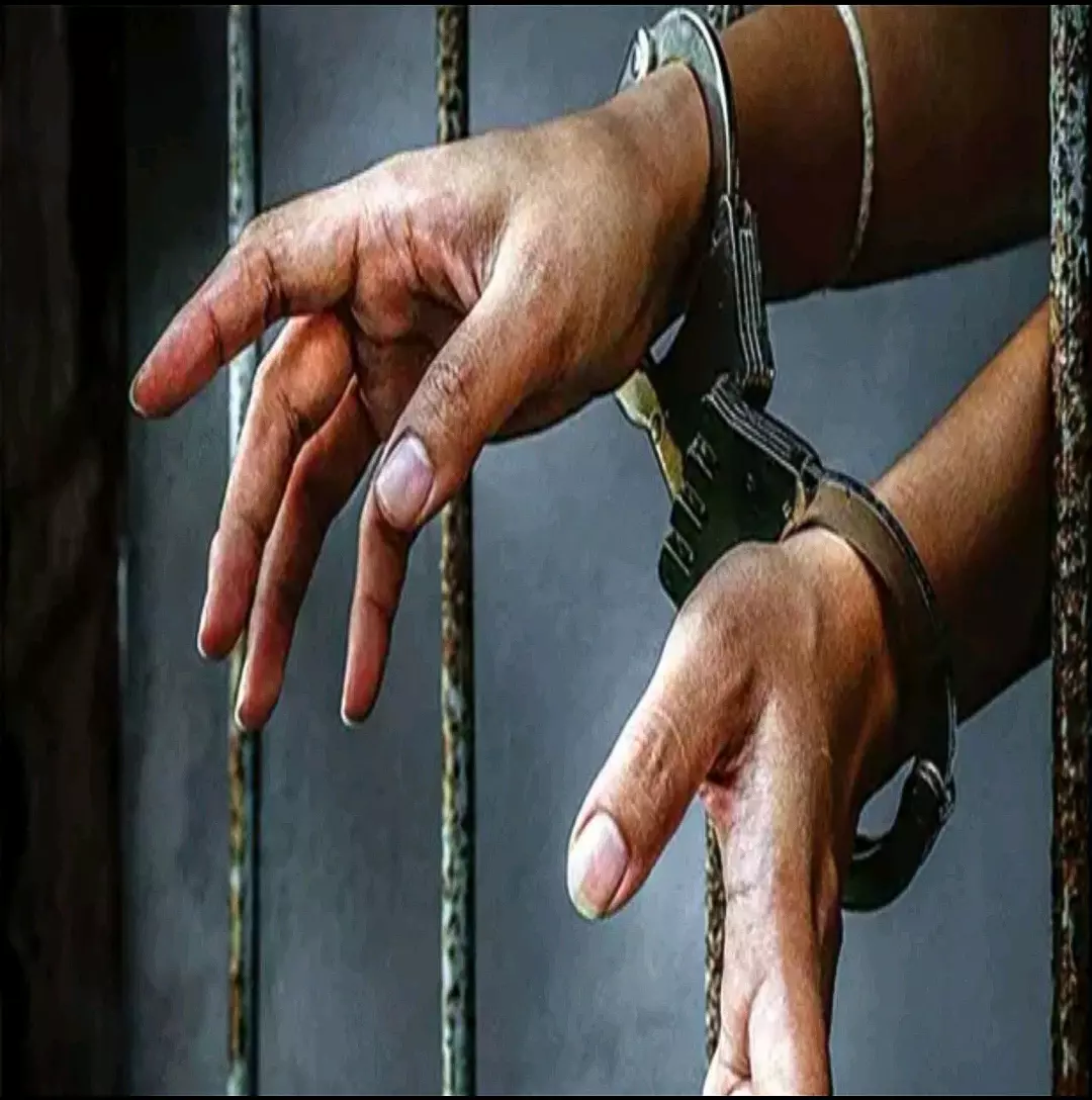 சேலம் அருகே ஓடும் பஸ்சில் கல்லூரி மாணவியிடம் சில்மிஷம் செய்தவர் சிக்கினார்