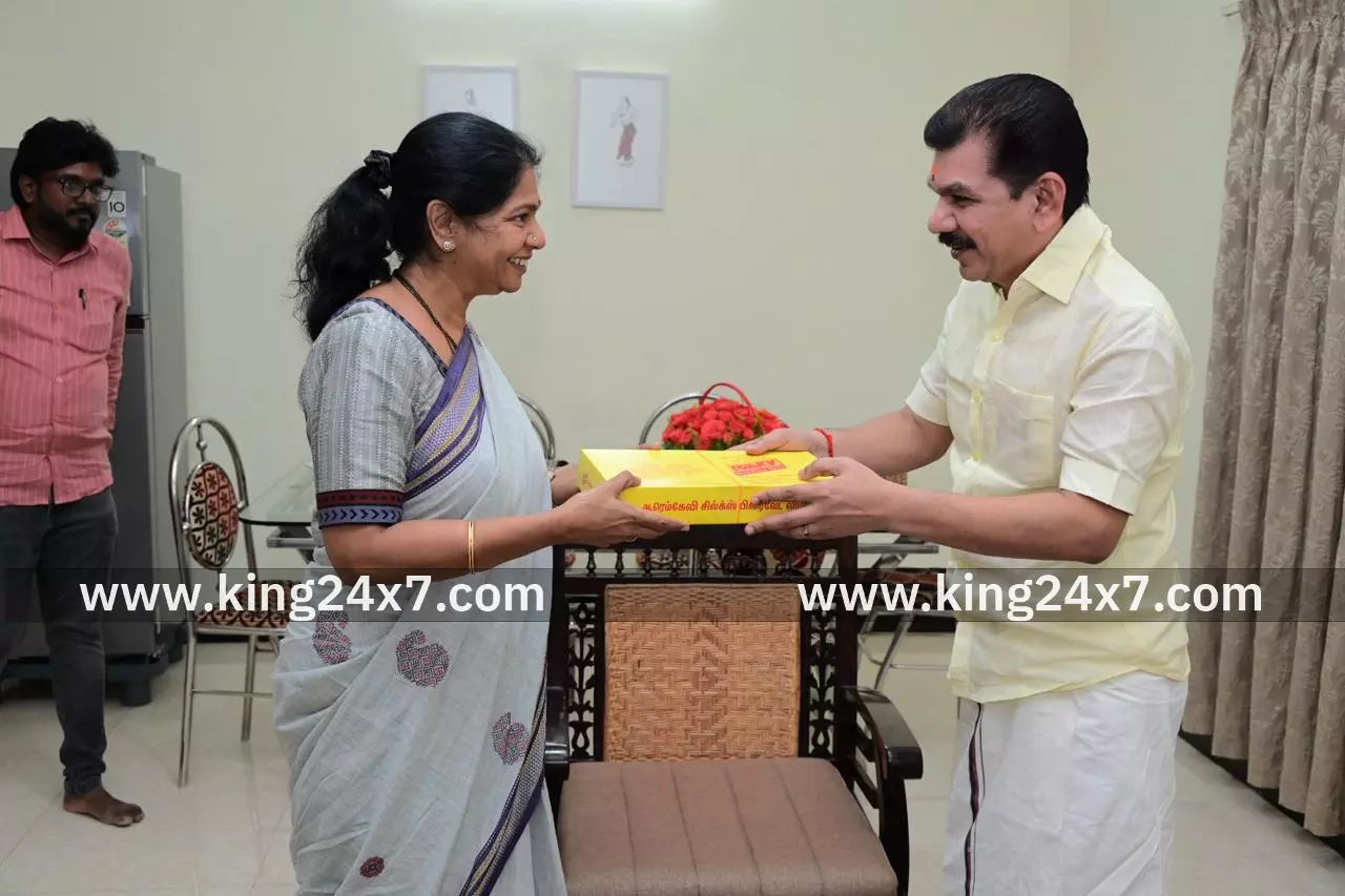 கனிமொழியுடன் முன்னாள் மேயர் சந்திப்பு கனிமொழியுடன் முன்னாள் மேயர் சந்திப்பு