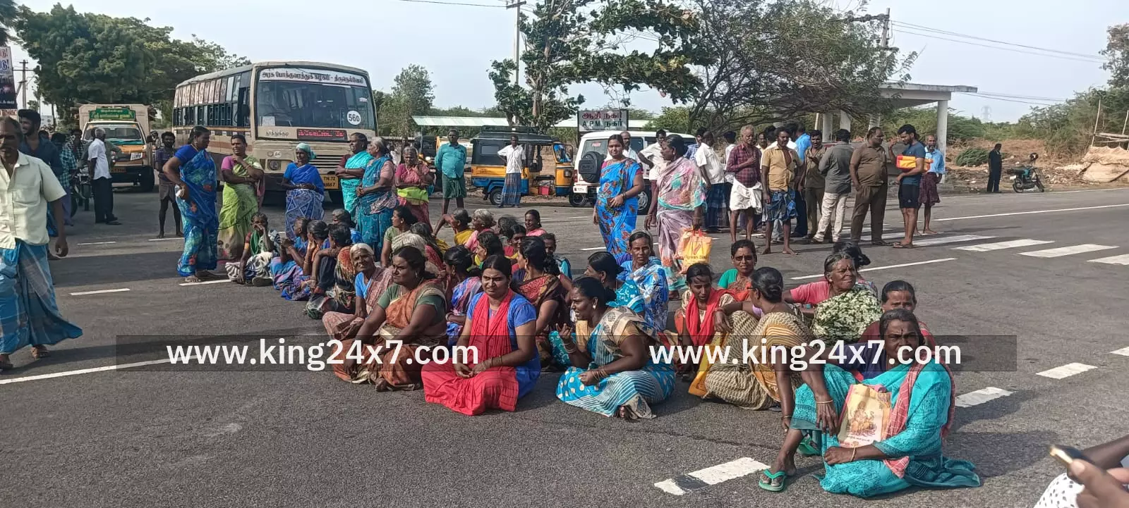 கிராம மக்கள் சாலை மறியல்: பஸ்கள் நின்று செல்ல வலியுறுத்தல்! கிராம மக்கள் சாலை மறியல்: பஸ்கள் நின்று செல்ல வலியுறுத்தல்!