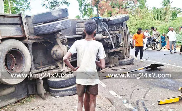 லோடுவேன் - கன்டெய்னர் லாரி நேருக்குநேர் மோதல் லோடுவேன் - கன்டெய்னர் லாரி நேருக்குநேர் மோதல்