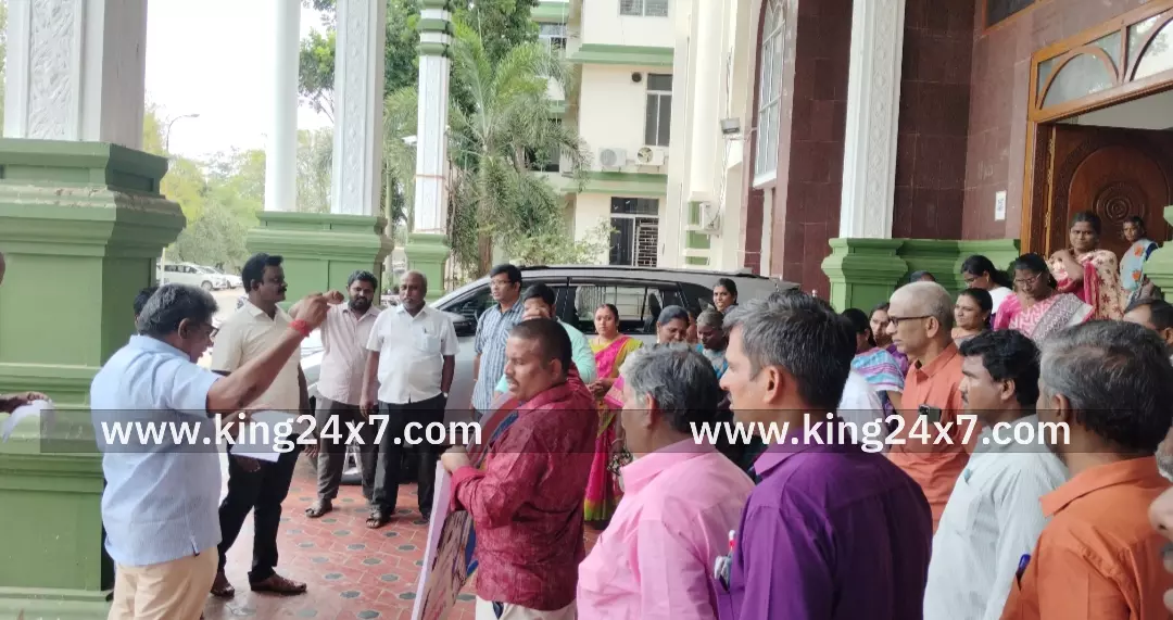 கரூர்-தமிழ்நாடு வருவாய்த்துறை அலுவலர் சங்கம் சார்பில் ஆர்ப்பாட்டம். கரூர்-தமிழ்நாடு வருவாய்த்துறை அலுவலர் சங்கம் சார்பில் ஆர்ப்பாட்டம்.