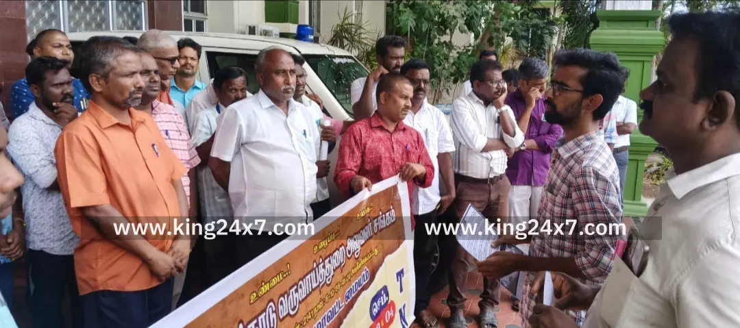 கரூர்-தமிழ்நாடு வருவாய்த்துறை அலுவலர் சங்கம் சார்பில் ஆர்ப்பாட்டம். கரூர்-தமிழ்நாடு வருவாய்த்துறை அலுவலர் சங்கம் சார்பில் ஆர்ப்பாட்டம்.