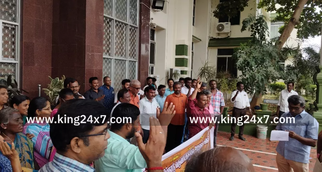 கரூர்-தமிழ்நாடு வருவாய்த்துறை அலுவலர் சங்கம் சார்பில் ஆர்ப்பாட்டம். கரூர்-தமிழ்நாடு வருவாய்த்துறை அலுவலர் சங்கம் சார்பில் ஆர்ப்பாட்டம்.