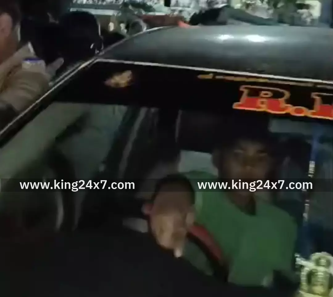 அதிமுக பொதுச் செயலாளர் கலந்துகொள்ள இருந்த கூட்டத்தில் காரை ஓட்டி வந்தது திமுகவை சார்ந்த பிரமுகரின் மகன் சிறுவன்