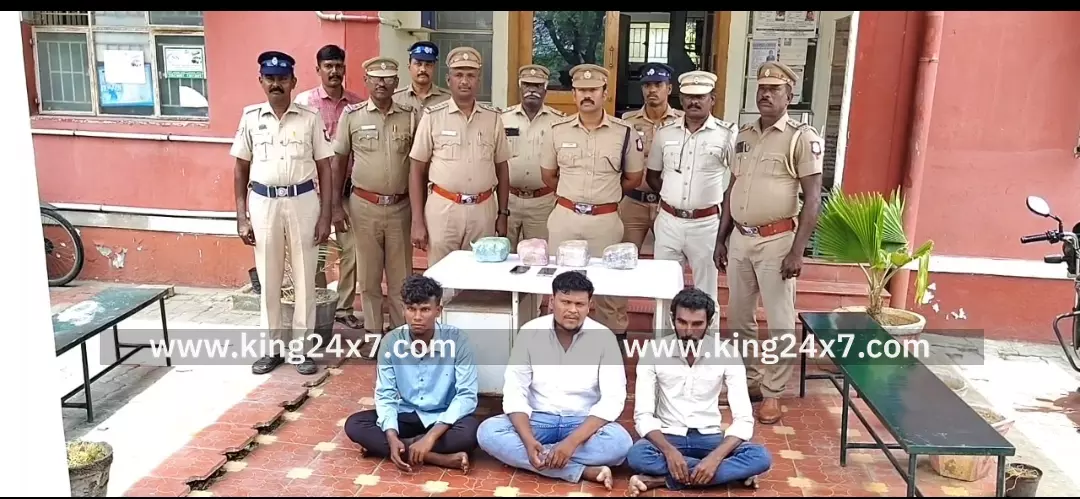 விருதுநகர் அருகே வாகன சோதனையில் ஐந்து கிலோ கஞ்சா பறிமுதல்  மூன்று பேர் கைது*