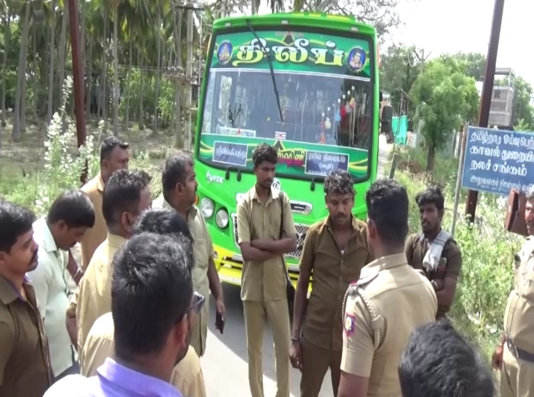 ஸ்ரீவில்லிபுத்தூர் ரயில் நிலைய ஆட்டோ ஓட்டுநர்கள் தங்கள் வாழ்வாதாரத்தை பாதிக்கும் வகையில் தனியார் மினி பேருந்தை இயக்குவதற்க்கு எதிர்ப்பு தெரிவித்து மினி பேருந்தை சிறை பிடித்து