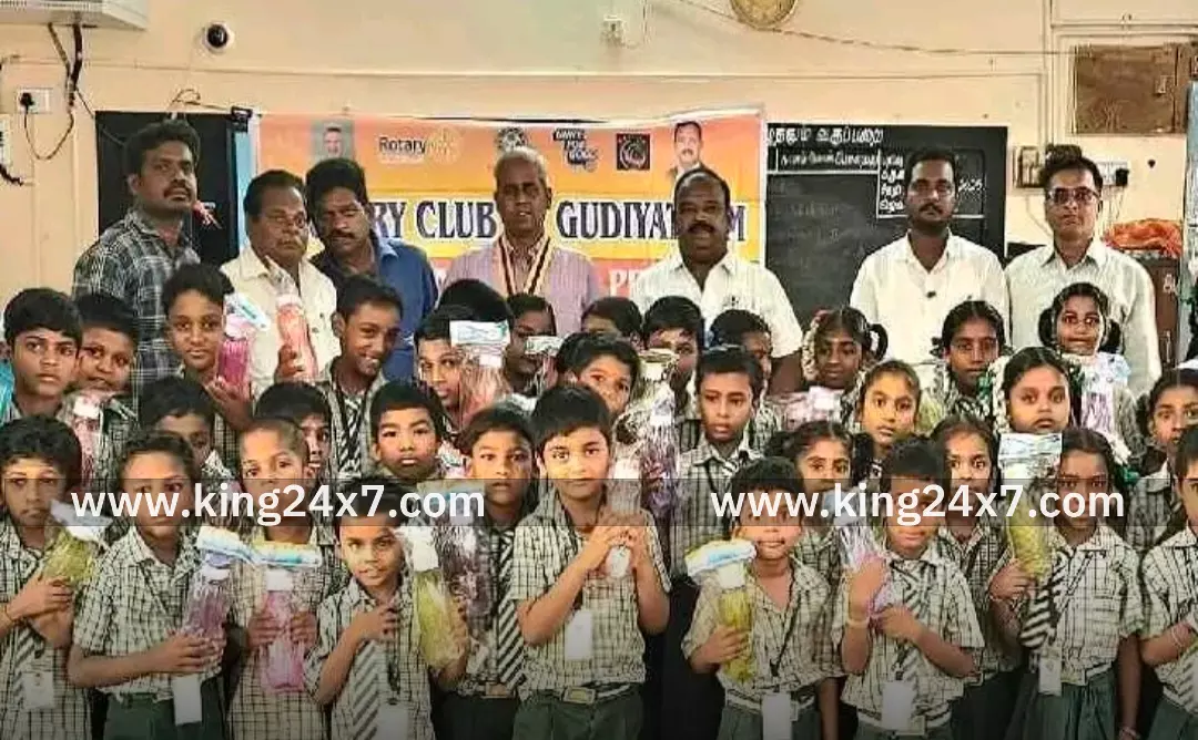 மாணவர்களுக்கு தண்ணீர் பாட்டில்கள் வழங்கும் நிகழ்ச்சி!