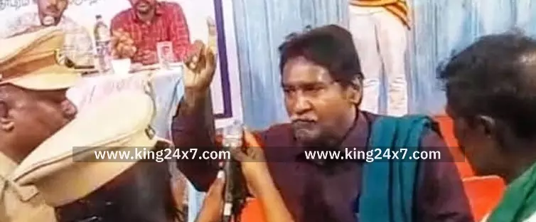 கருத்து கேட்பு கூட்டத்தில் சமூக ஆர்வலரிடம் மைக் பறிப்பு கருத்து கேட்பு கூட்டத்தில் சமூக ஆர்வலரிடம் மைக் பறிப்பு