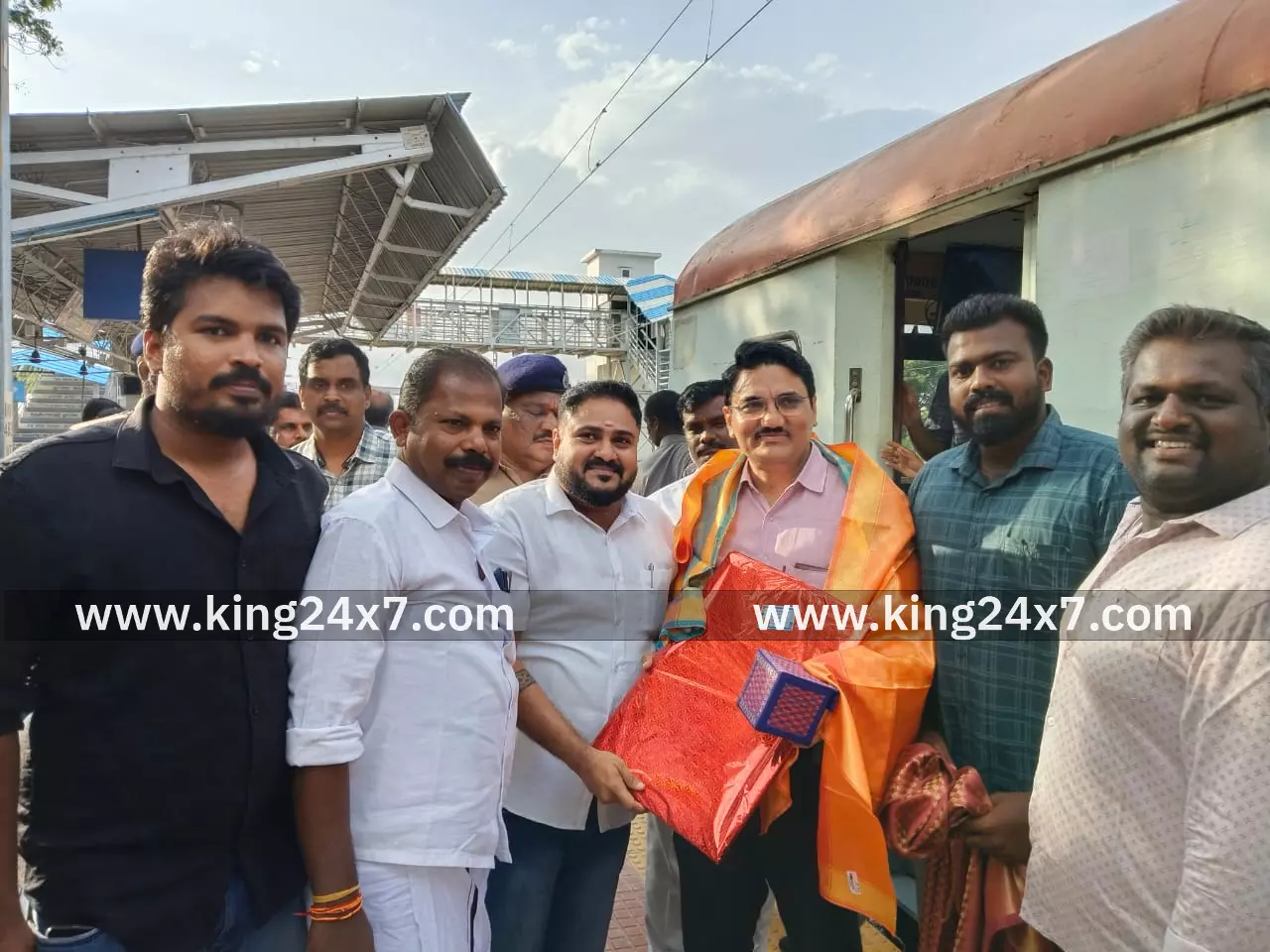 தென்னக ரயில்வே மதுரை மண்டல மேலாளரிடம் மனு தென்னக ரயில்வே மதுரை மண்டல மேலாளரிடம் மனு