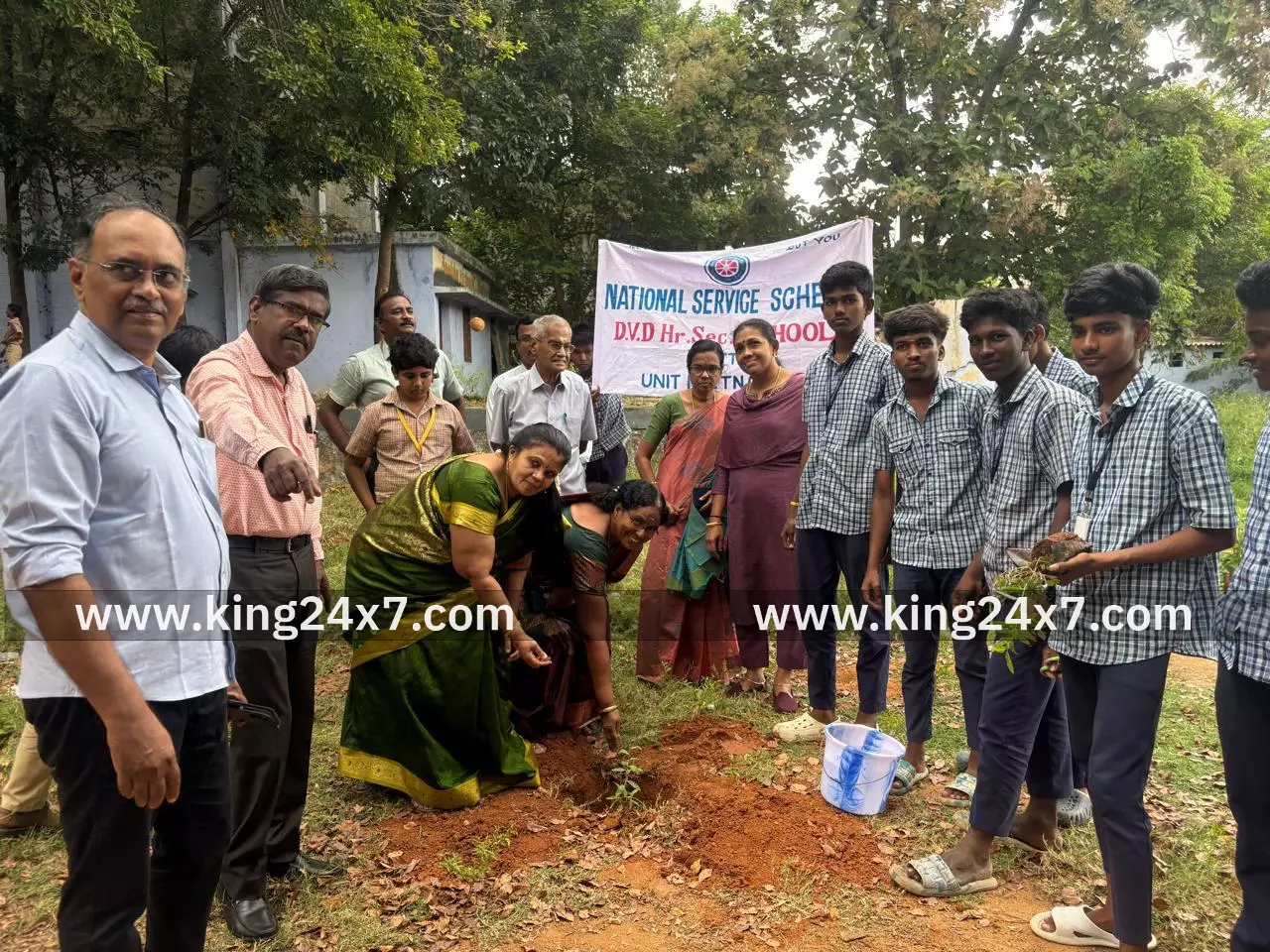 எல் ஐ சி சார்பில் மரம் நடும் விழா 