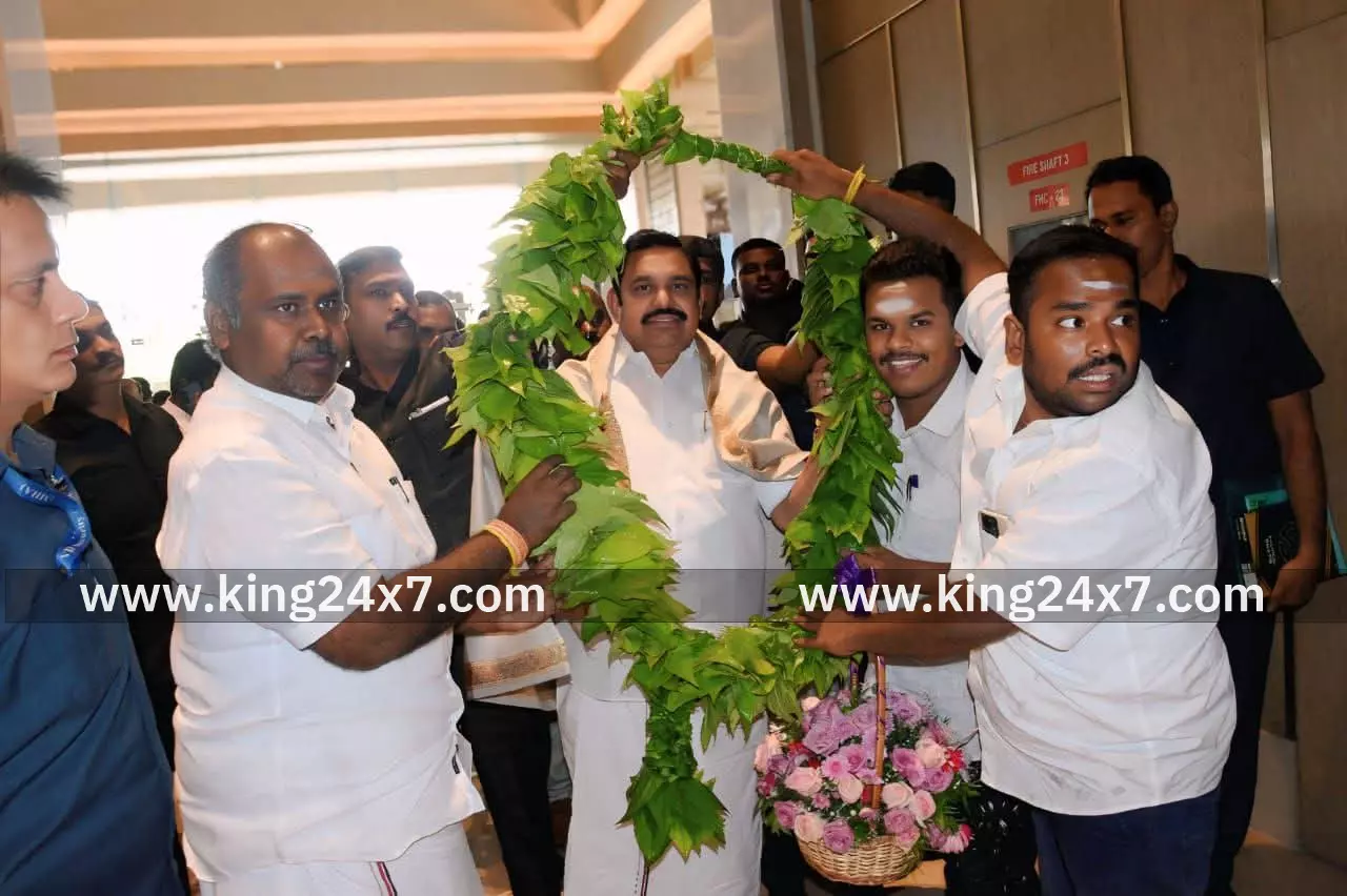 இபிஸ்க்கு வெற்றிலை மாலை அணிவித்து அதிமுக நிர்வாகிகள் இபிஸ்க்கு வெற்றிலை மாலை அணிவித்து அதிமுக நிர்வாகிகள்