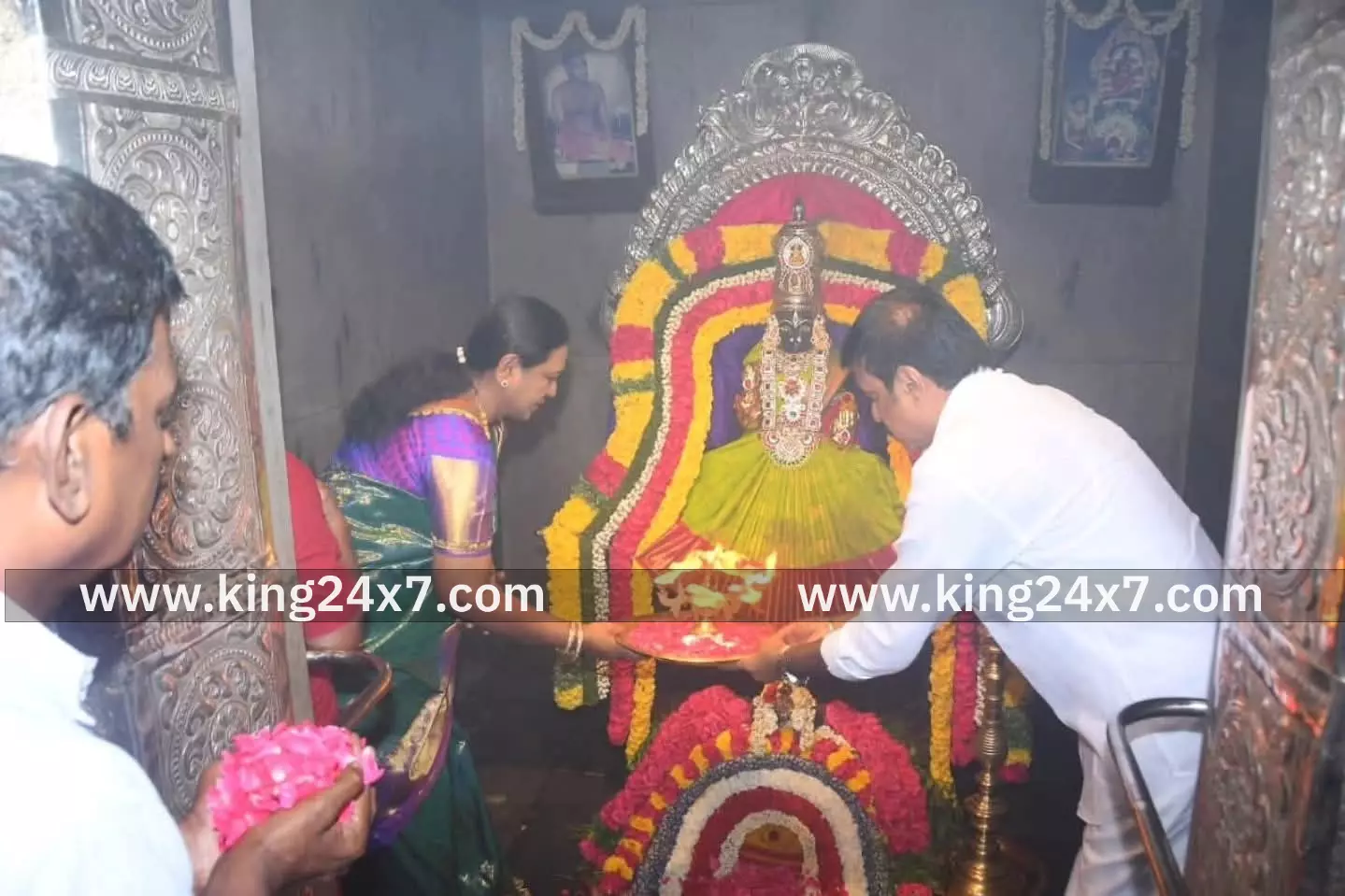 மேல்மருவத்தூா் ஆதிபராசக்தி சித்தா் பீடத்தில் தேமுதிக பொதுச் செயலாளா் பிரேமலதா விஜயகாந்த் சுவாமி தரிசனம் மேல்மருவத்தூா் ஆதிபராசக்தி சித்தா் பீடத்தில் தேமுதிக பொதுச் செயலாளா் பிரேமலதா விஜயகாந்த் சுவாமி தரிசனம்