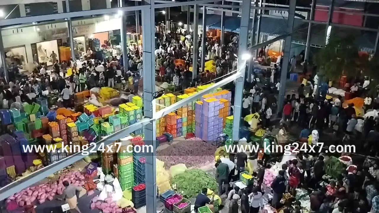 பூ மார்க்கெட்டில் நள்ளிரவில் குவிந்த கேரளா வியாபாரிகள்