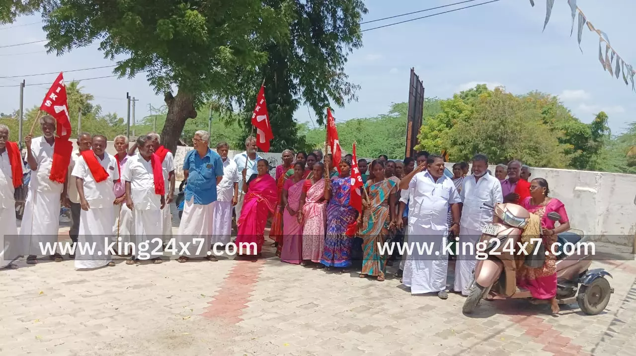 நூறு நாள் வேலை கேட்டு, விவசாயத் தொழிலாளர்கள் மனு கொடுக்கும் போராட்டம் 