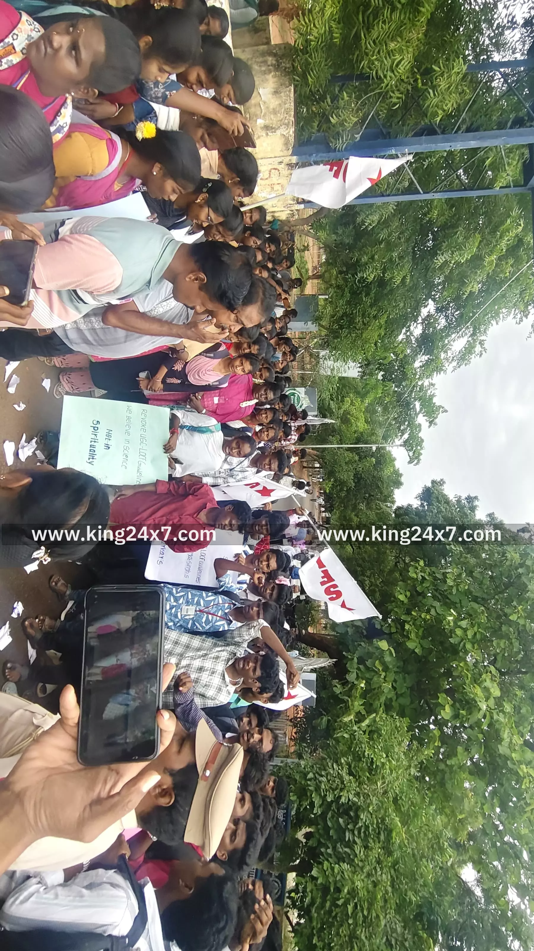 கல்வியை காவிமயமாக்கும் பல்கலைக்கழக மானியக் குழு வரைவறிக்கையை திரும்பப் பெறக்கோரி மாணவர்கள் போராட்டம் 