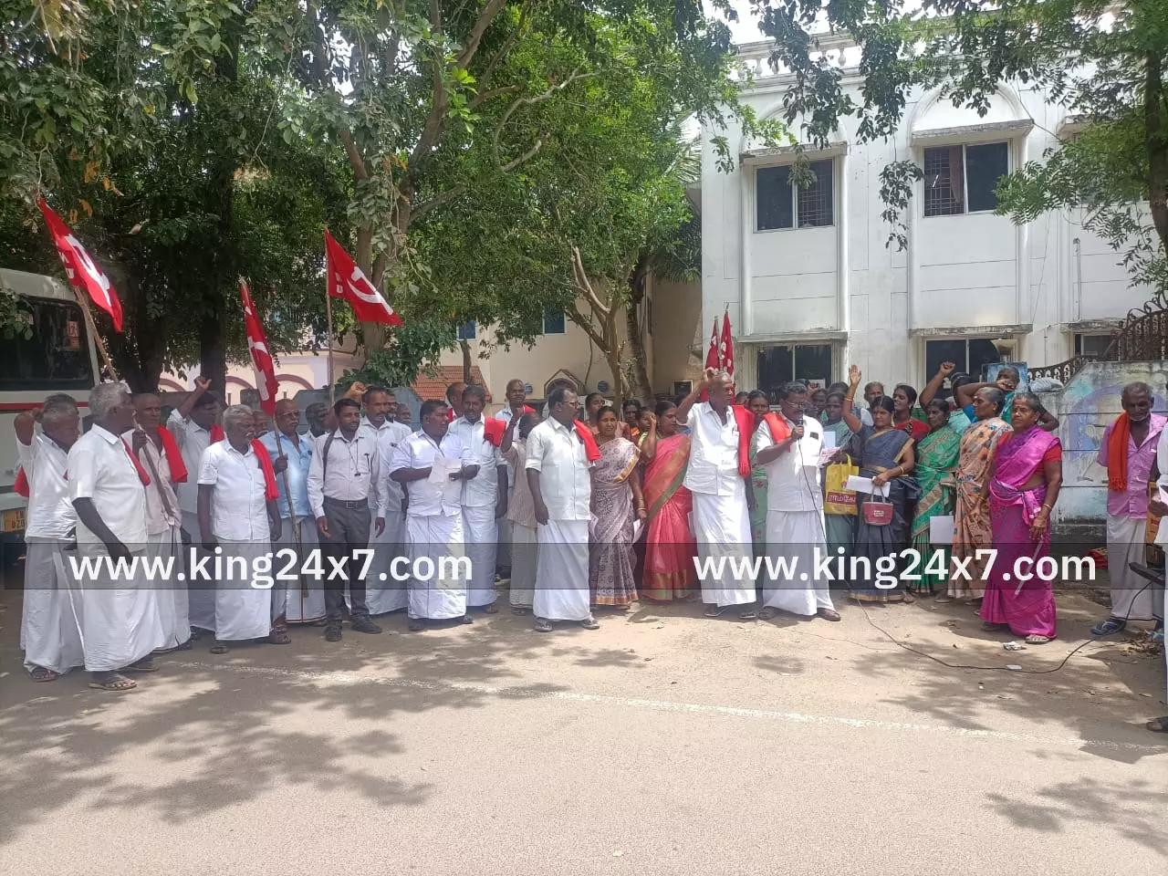 நூறு நாள் வேலை கேட்டு, விவசாயத் தொழிலாளர்கள் மனு கொடுக்கும் போராட்டம் நூறு நாள் வேலை கேட்டு, விவசாயத் தொழிலாளர்கள் மனு கொடுக்கும் போராட்டம்