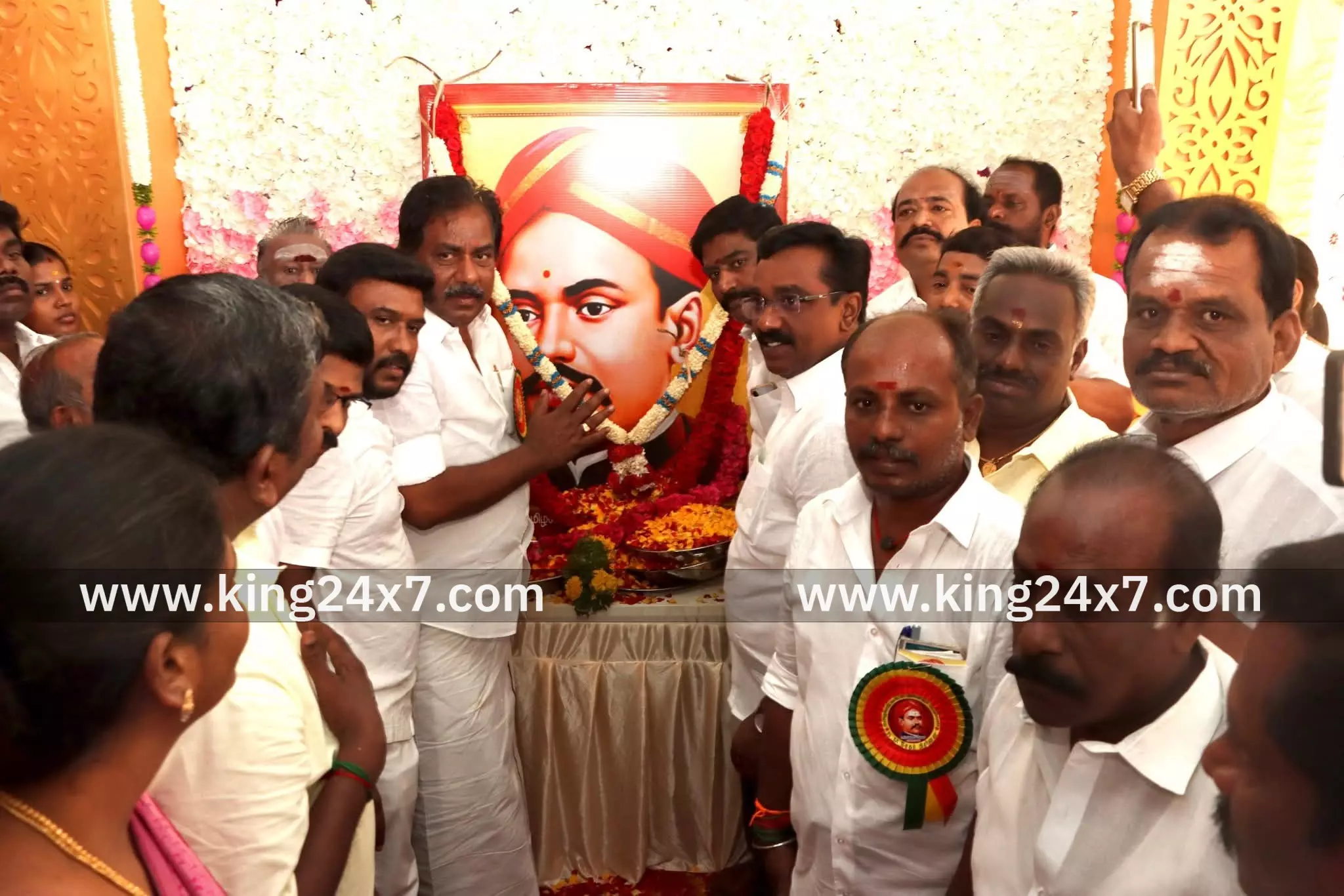 வ.உ.சி படத்திற்கு மாலை அணிவித்த அமைச்சர் வ.உ.சி படத்திற்கு மாலை அணிவித்த அமைச்சர்