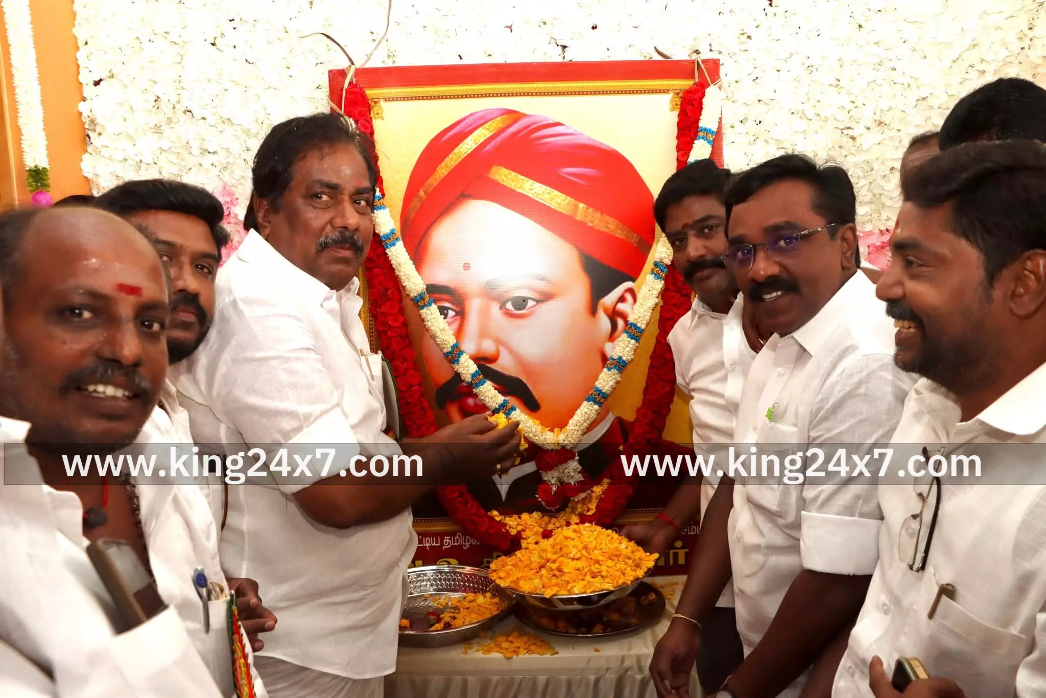 வ.உ.சி படத்திற்கு மாலை அணிவித்த அமைச்சர் வ.உ.சி படத்திற்கு மாலை அணிவித்த அமைச்சர்