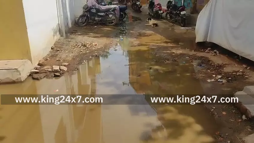 பள்ளியின் முன்பு கழிவுநீர்.  தொற்று நோய் பரவும் அபாயம்.